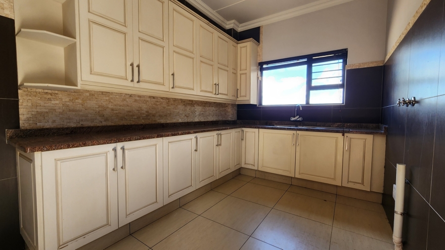 To Let 6 Bedroom Property for Rent in Tuscany Ridge North West